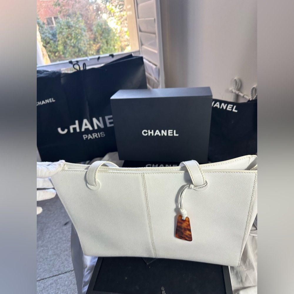 🥳Chanel tortoise shell charm tote in white.
